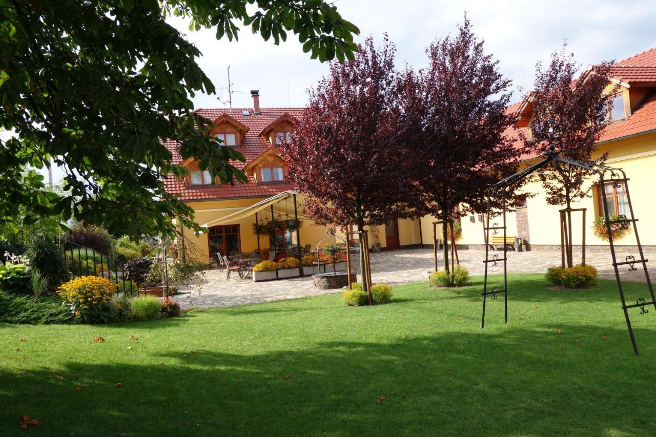Hotel A Restaurace Palfrig Stara Ves nad Ondrejnici المظهر الخارجي الصورة