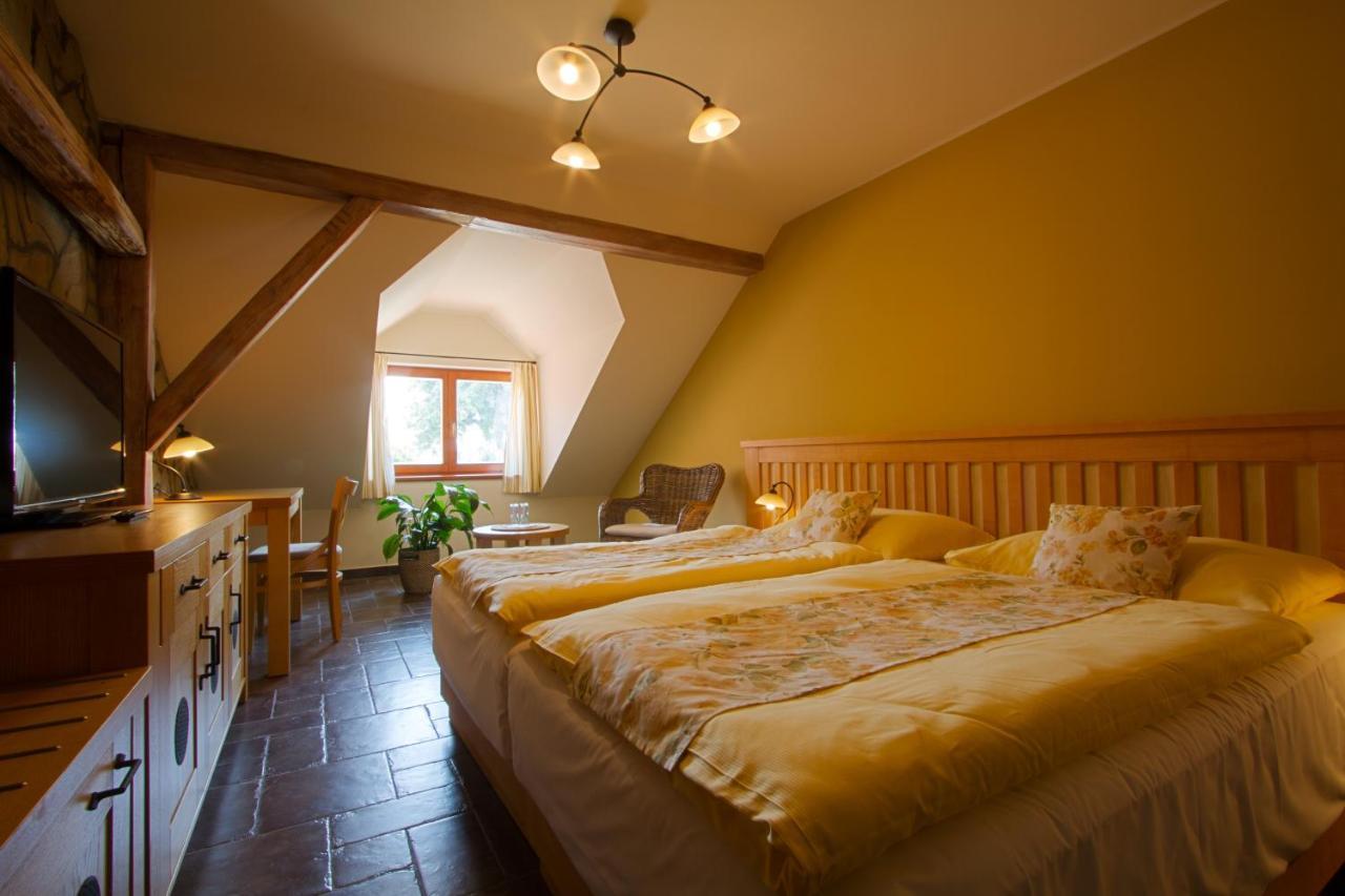 Hotel A Restaurace Palfrig Stara Ves nad Ondrejnici المظهر الخارجي الصورة