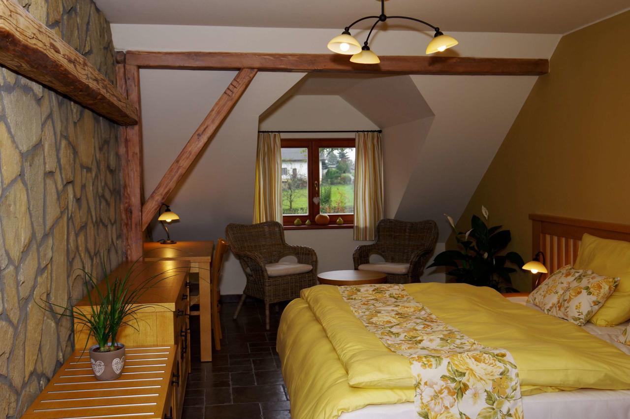 Hotel A Restaurace Palfrig Stara Ves nad Ondrejnici الغرفة الصورة