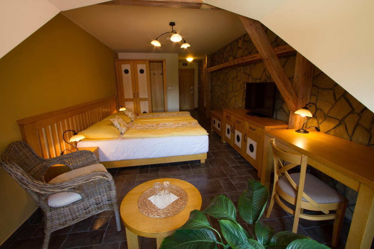 Hotel A Restaurace Palfrig Stara Ves nad Ondrejnici المظهر الخارجي الصورة